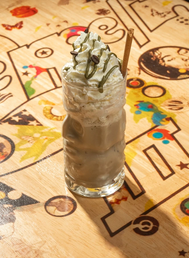 La Madrague — cocktail posé sur la table sérigraphiée
