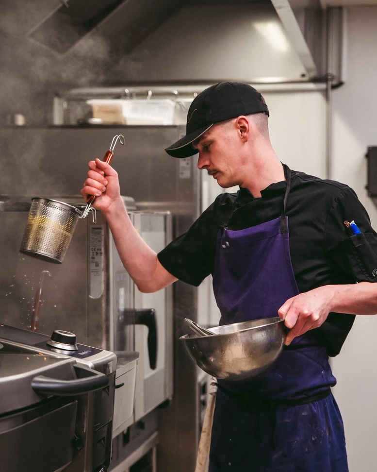 La Madrague — cuisinier au passe, casserole en main