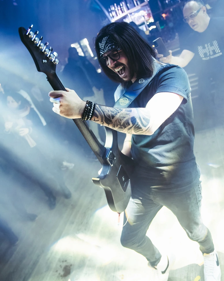 La Madrague — guitariste en live dans la fumée bleue