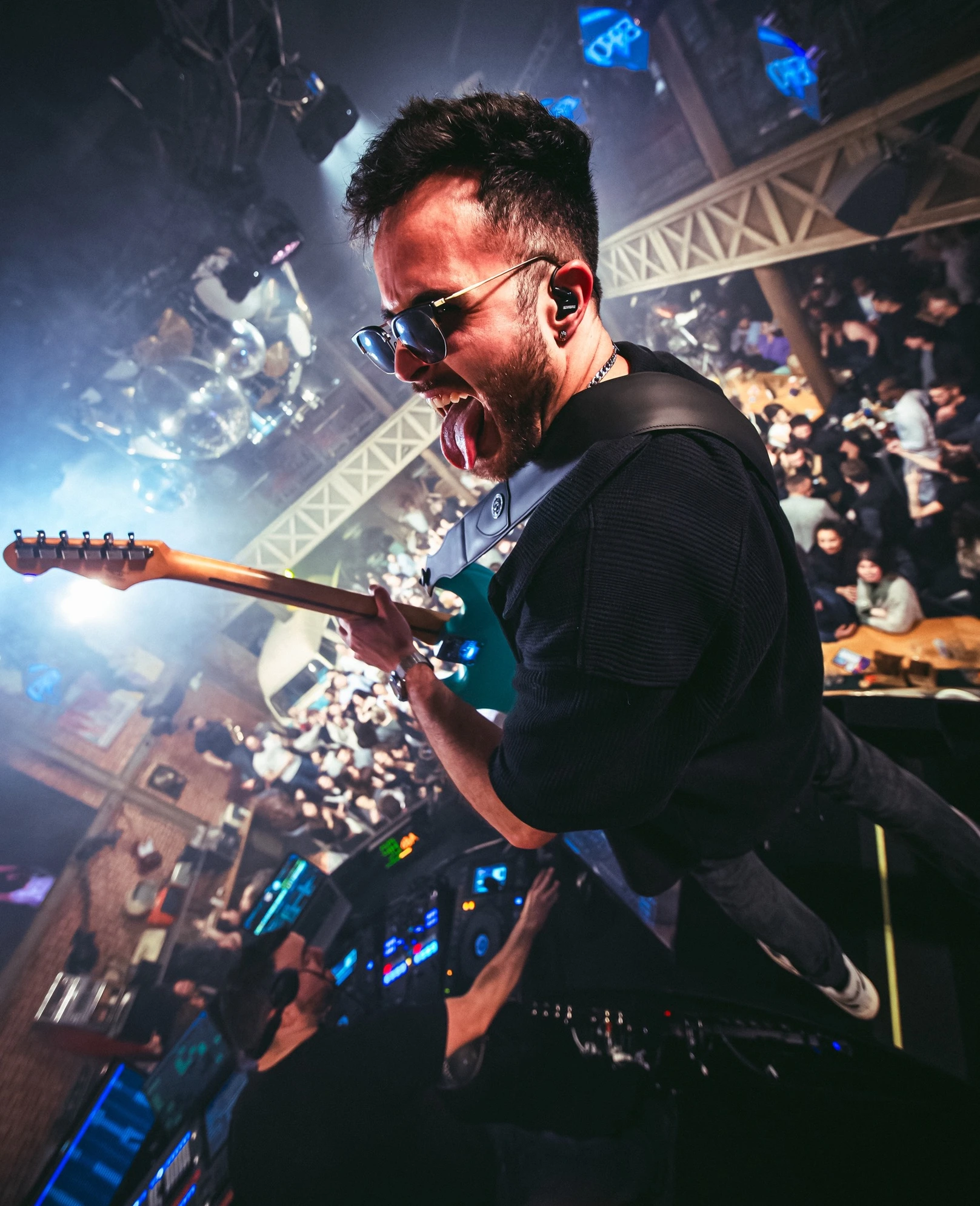 La Madrague — guitariste sur scène face à la foule