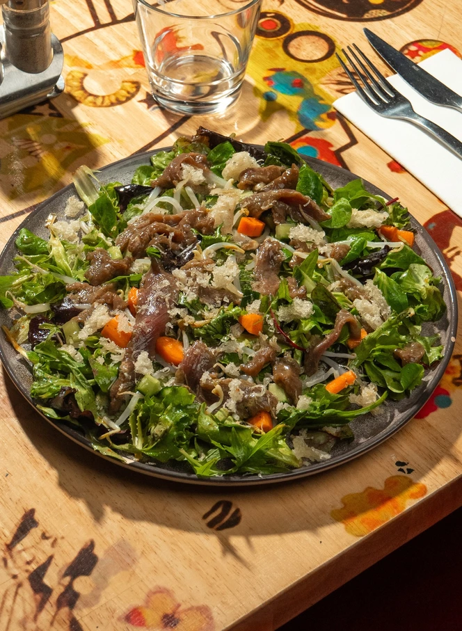 La Madrague — plat à partager sur la table dressée