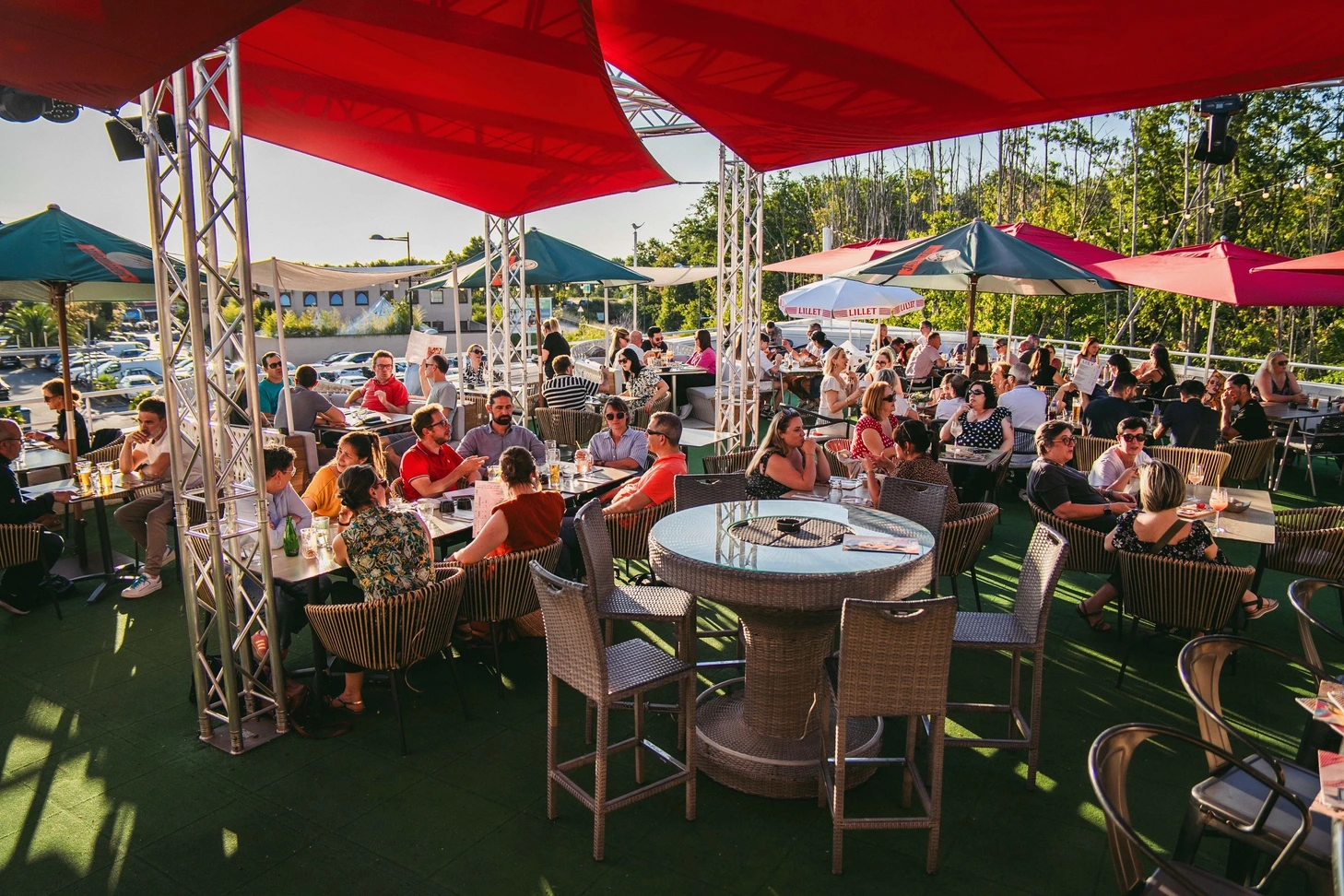 La Madrague — terrasse bondée sous les parasols rouges