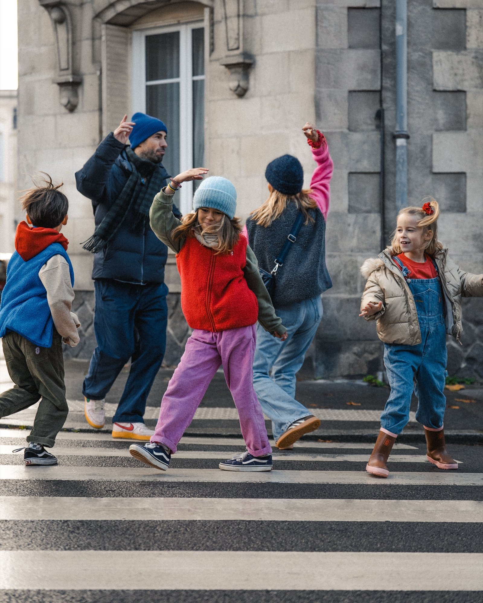 Smala — enfants traversant un passage piéton nantais
