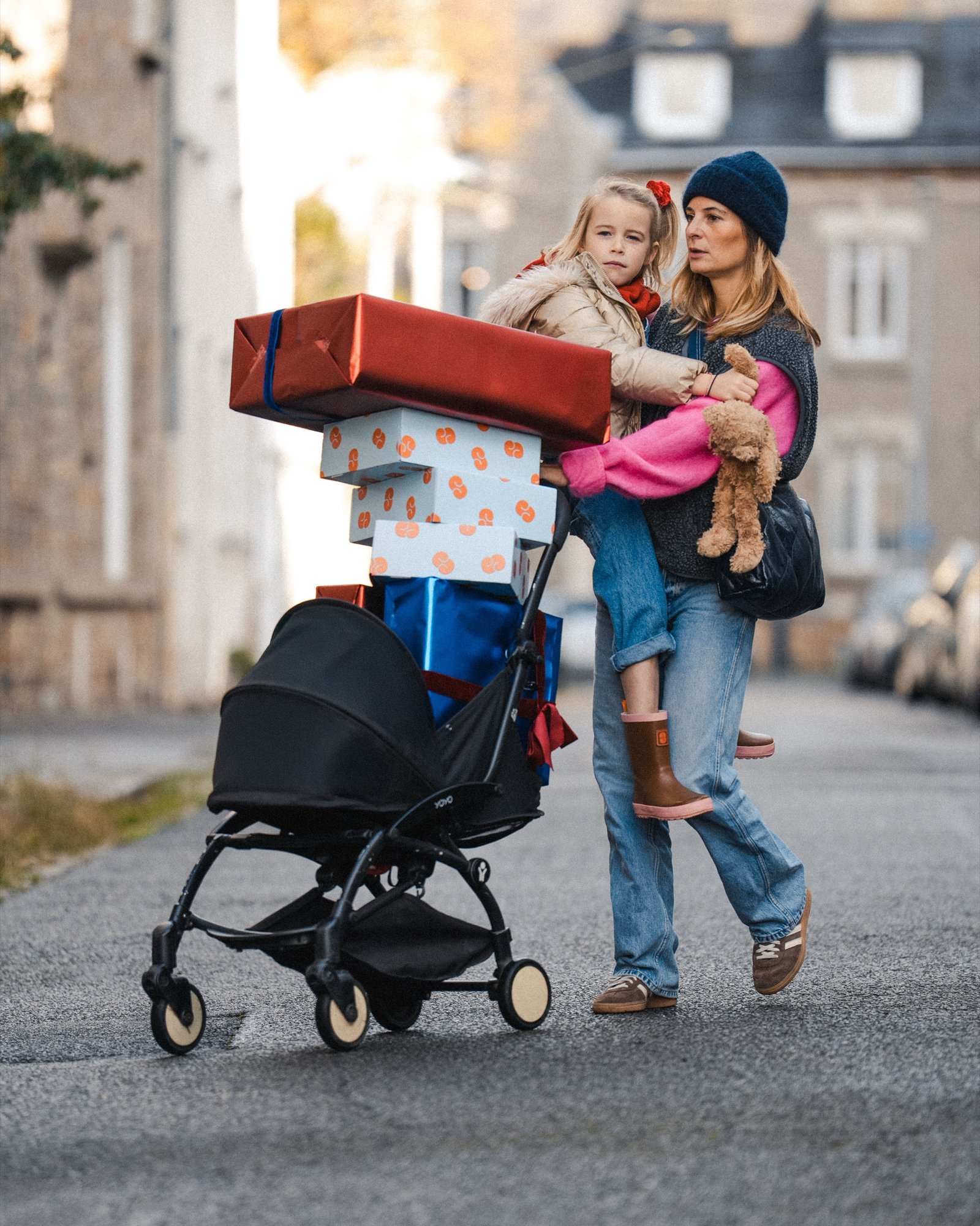 Smala — mère et enfant chargés de cadeaux