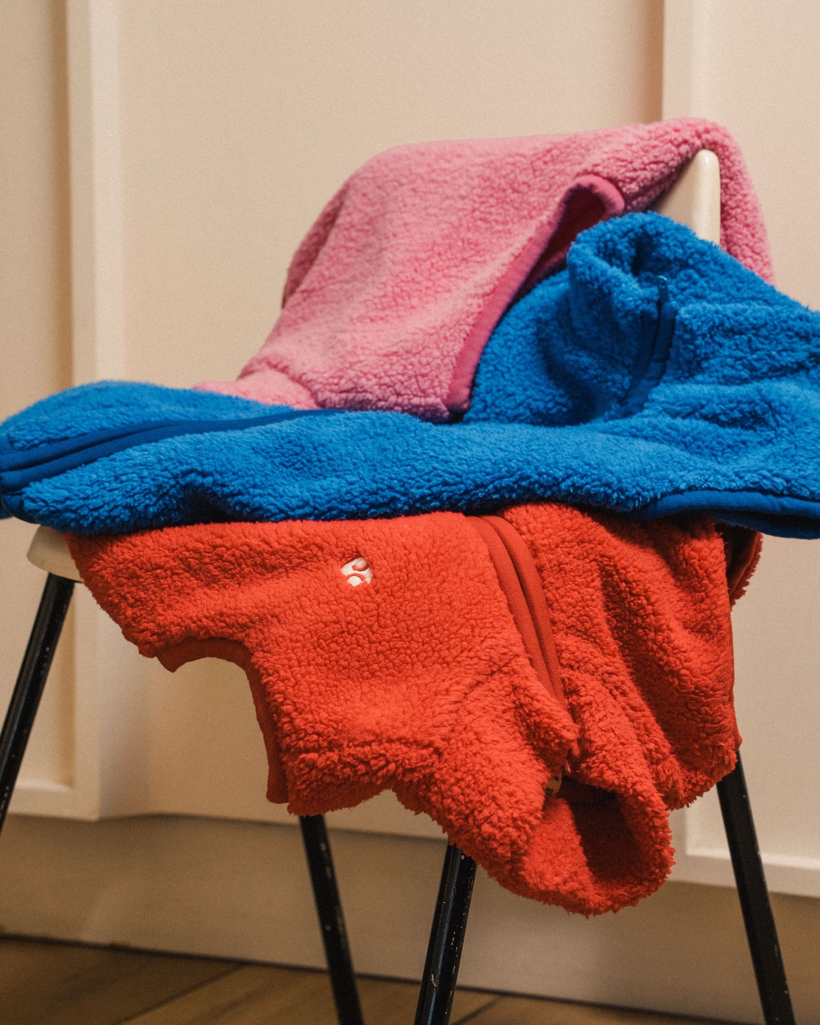Smala — polaires empilées sur une chaise