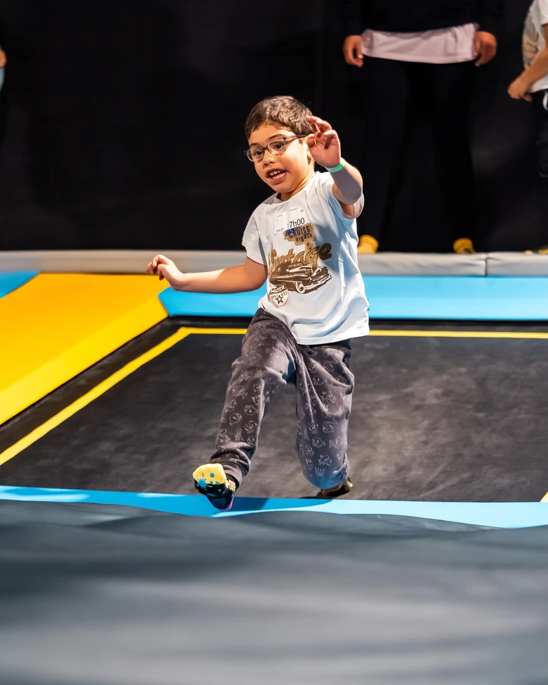 Trampoline 44 — enfant en plein saut sur le trampoline