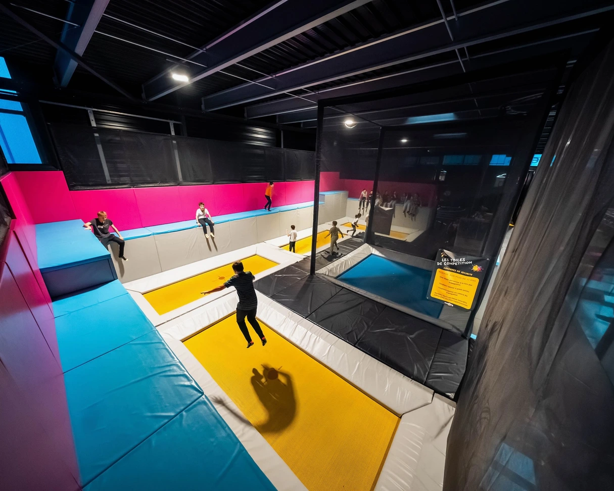 Trampoline 44 — zone de trampolines jaune et rose