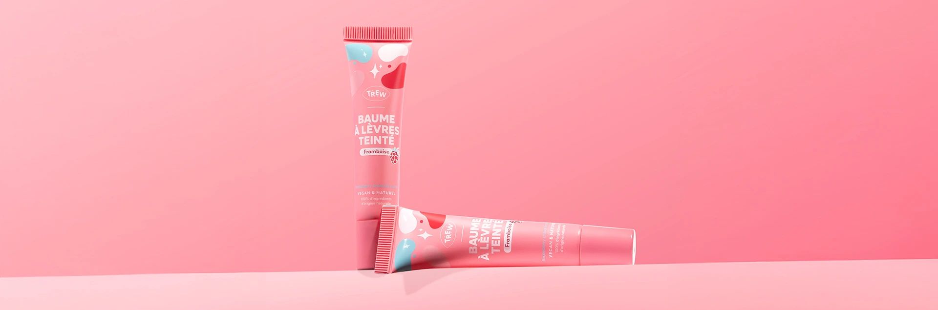 Trew — bandeau produit, baume couché sur fond rose