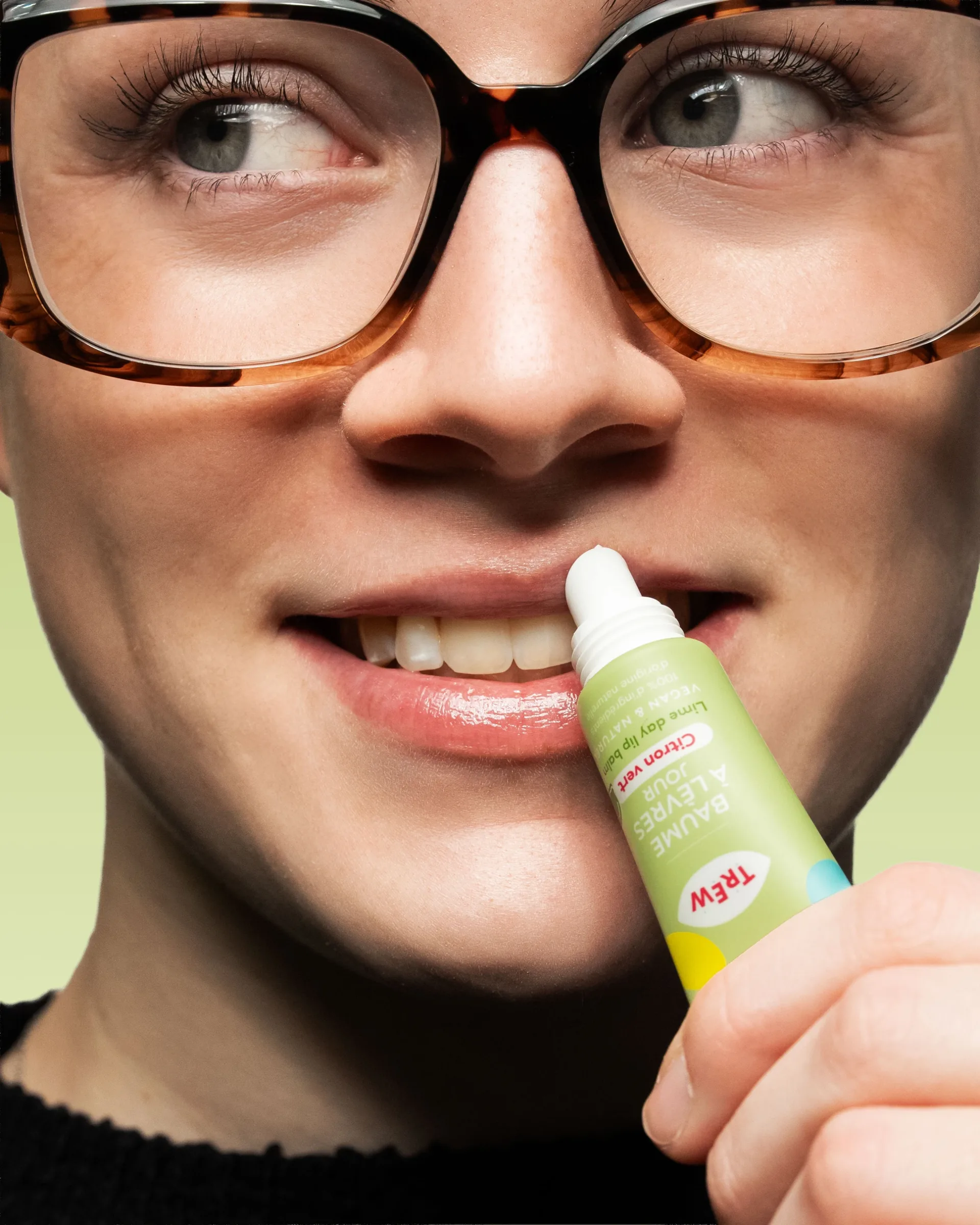 Trew — portrait à lunettes avec le baume vert
