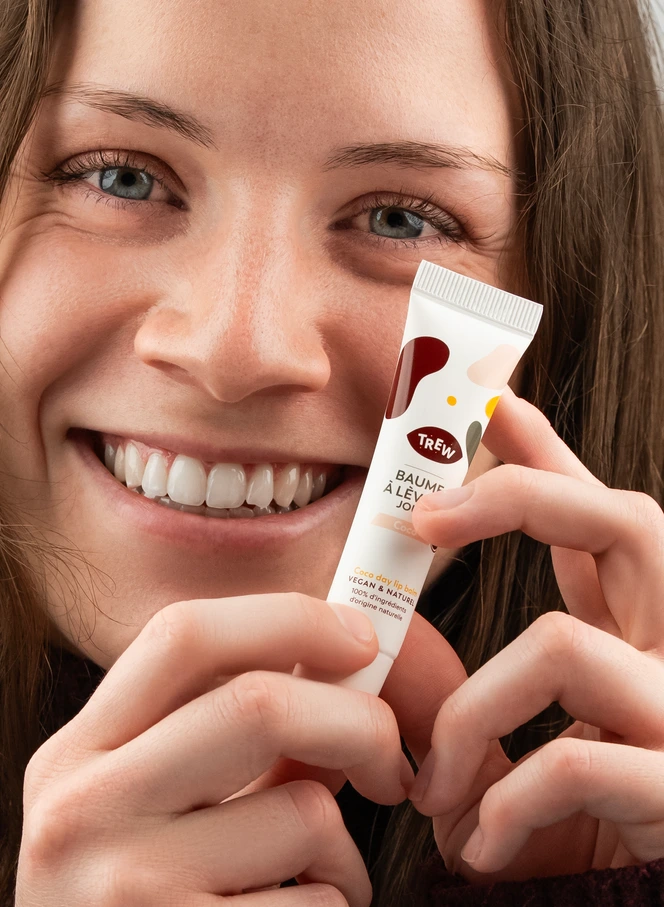 Trew — portrait souriant tenant le baume